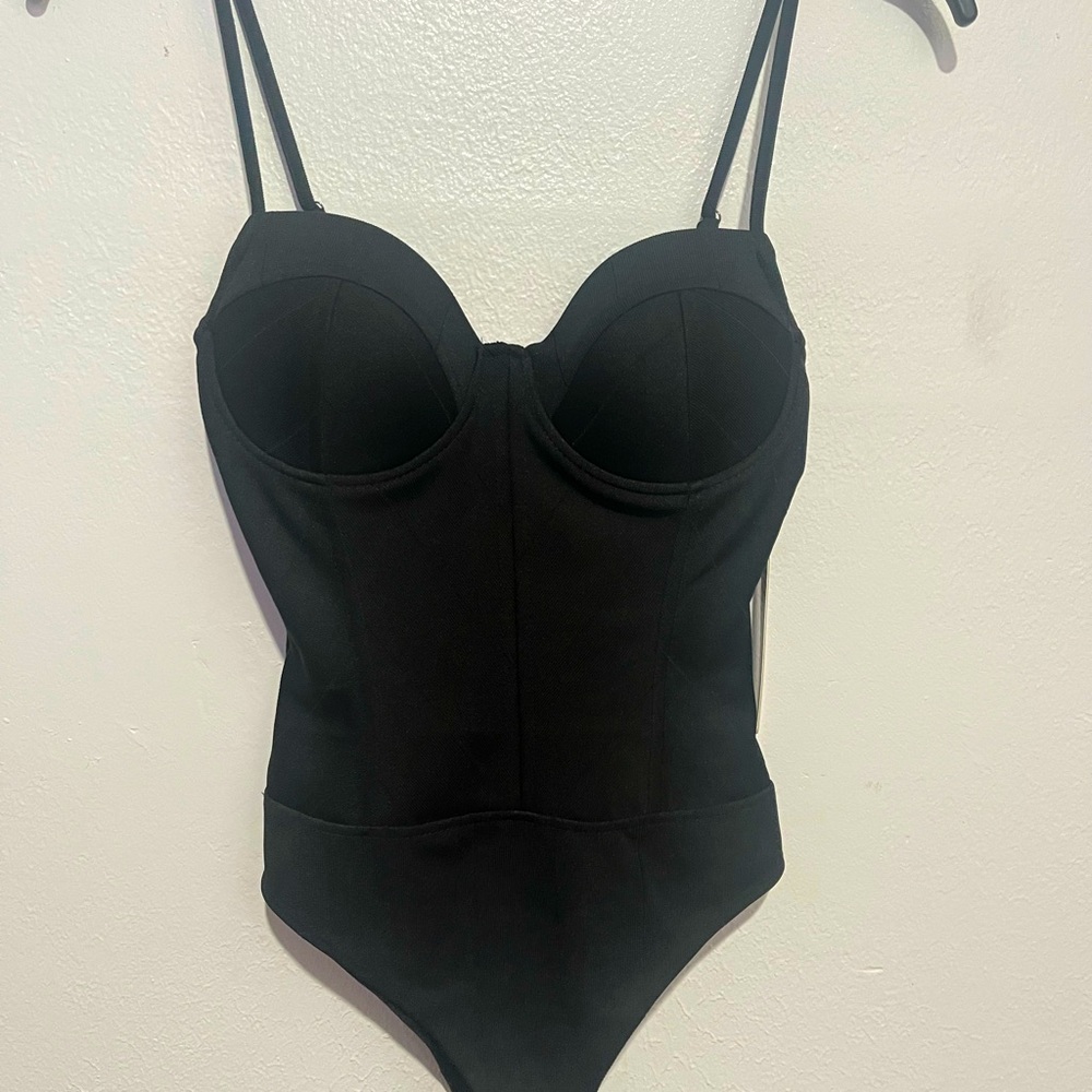 black sleeveless body suit